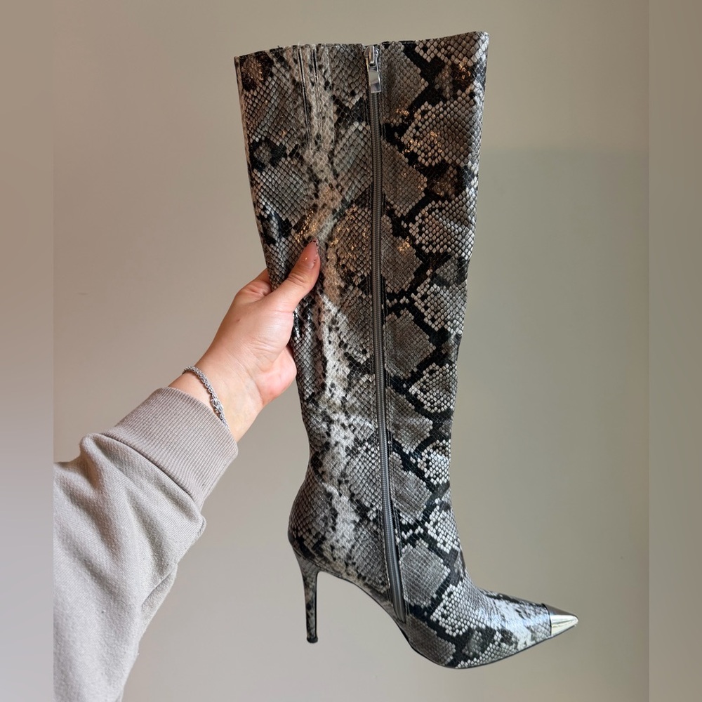 Snake-Print Pointed Toe Knee Boot - Gray/Black